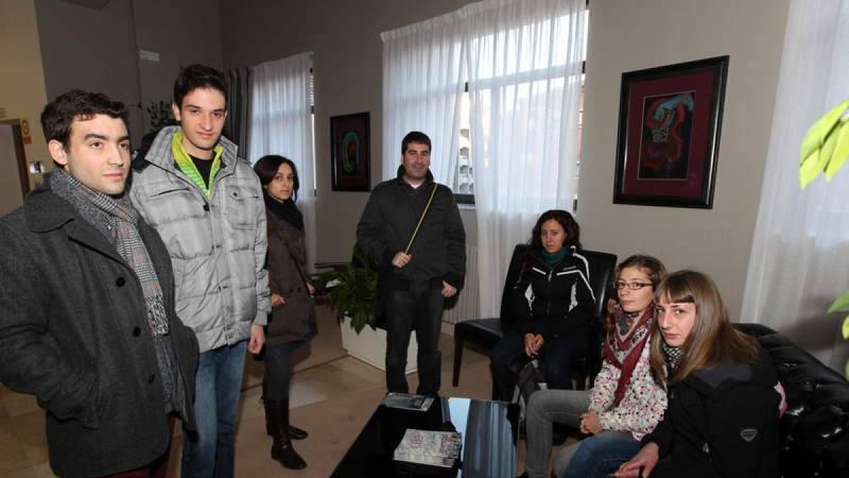 Miembros de la Delegación de Alumnos de Ciencias del Trabajo antes de reunirse con el rector.