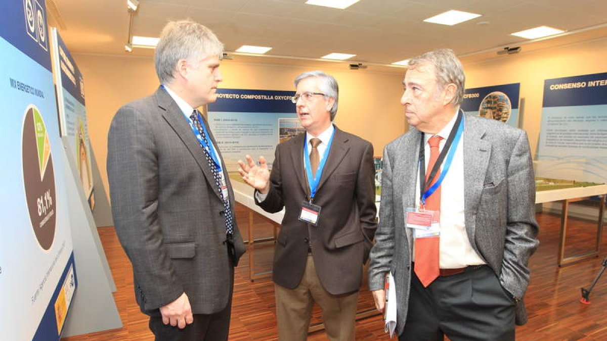 El noruego Nils Anders, presidente de Eccsel, Pedro Otero y Modesto Montoto, en el descanso del encuentro celebrado en Cubillos.