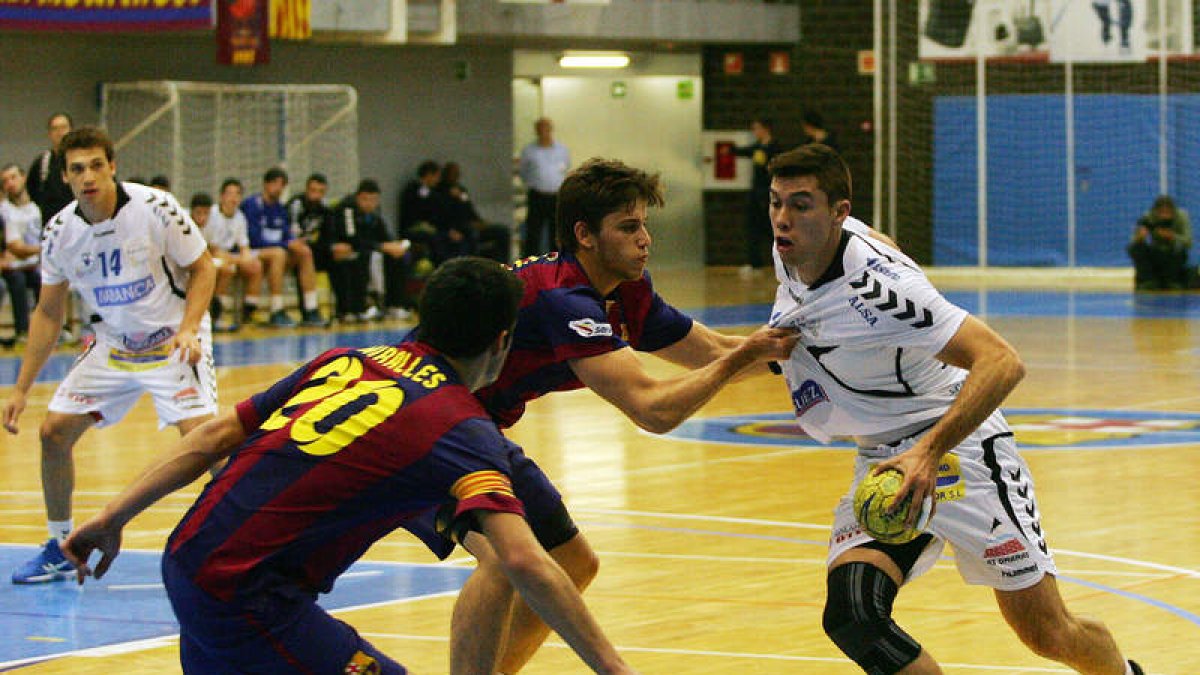 El lateral ademarista Mikel Aguirrezabalaga, que fue fundamental en la prórroga para sentenciar la eliminatoria copera, intenta superar a dos defensores del Barcelona B