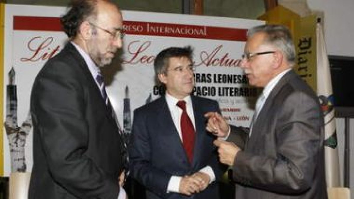 Rogelio Blanco, Francisco Fernández y Fernando Aller, en la inauguración del Congreso de Literatura