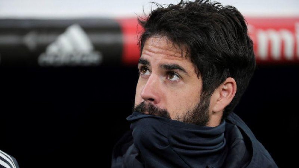 Isco en el banquillo del Madrid.