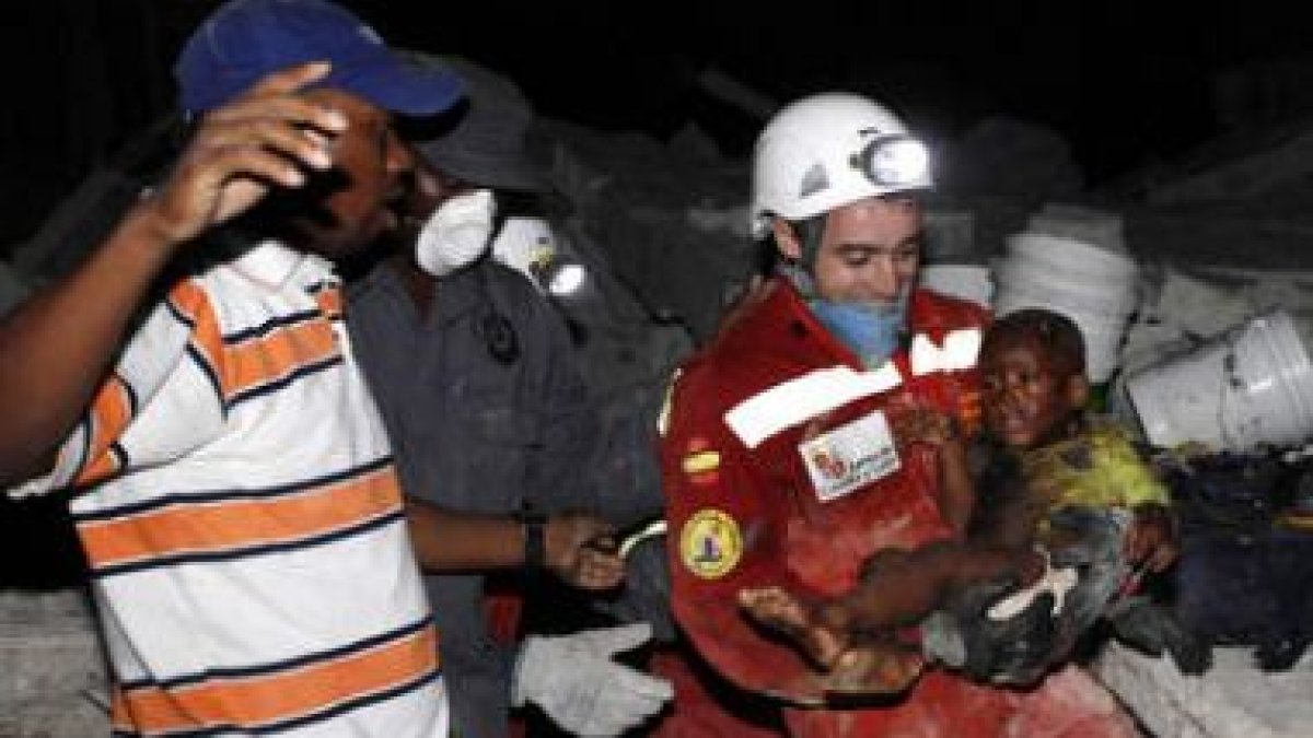 La imagen que dio la vuelta al mundo: el bombero leonés rescata a un bebé haitiano.