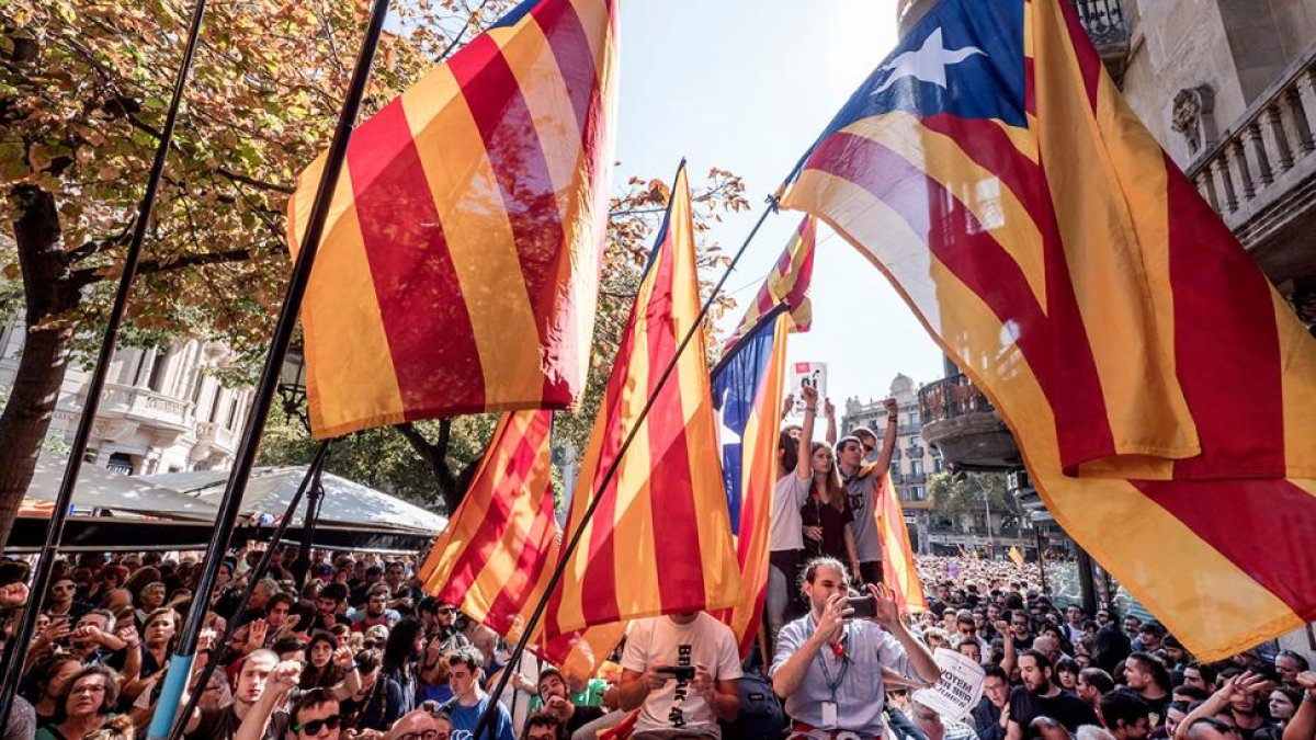 Banderas frente a la Consejería de Economía de Cataluña