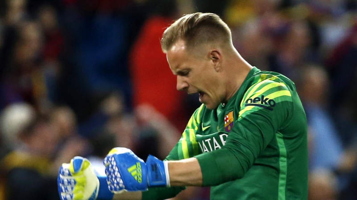 Stegen ha hecho paradas decisivas, la última a Dybala, para mantener al Barcelona líder. JUAN CARLOS HIDALGO