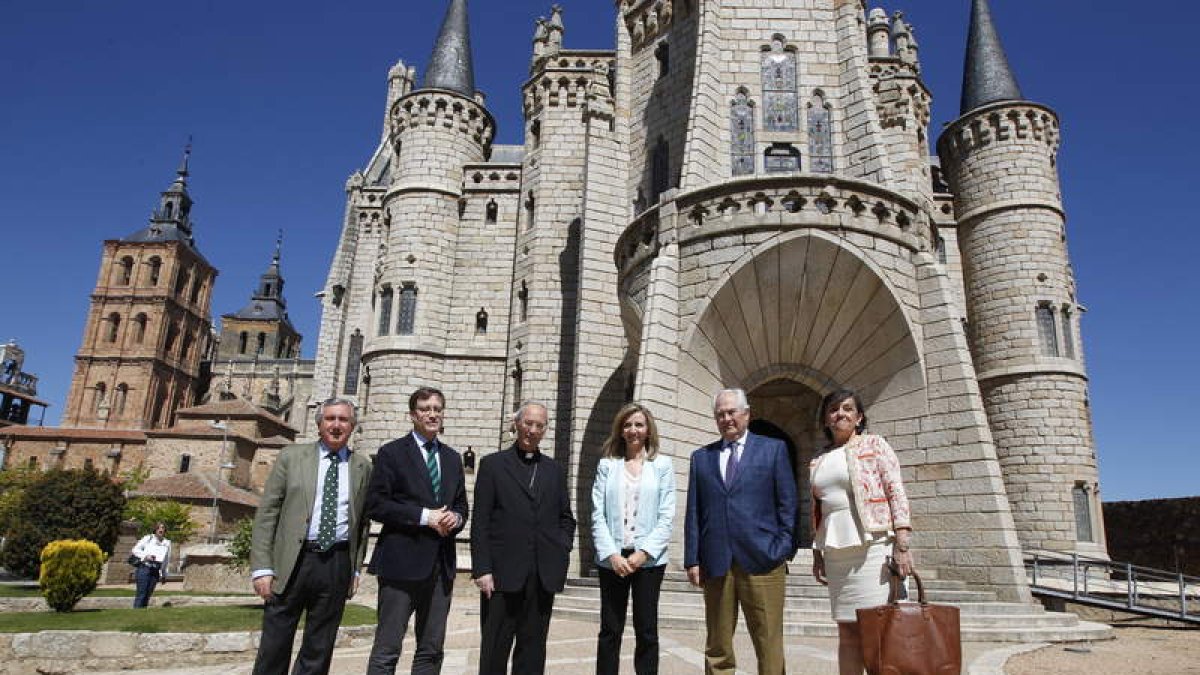 La consejera Alicia García posa junto al obispo de Astorga y el delegado de la Junta ante el Palacio de Gaudí.