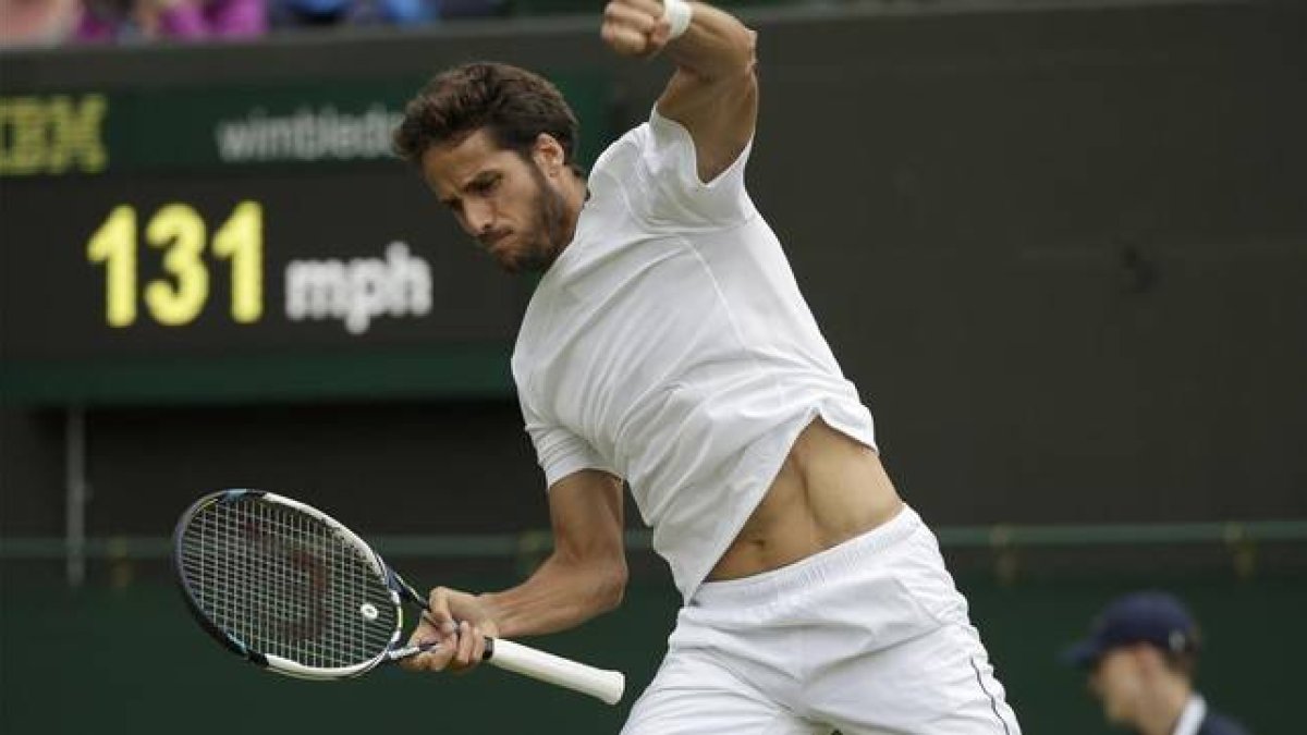 Feli López hace un gesto de rabia tras un punto.