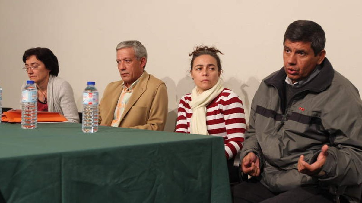 Los integrantes de la mesa redonda a favor del proyecto para el hospital de Kilela Balanda.