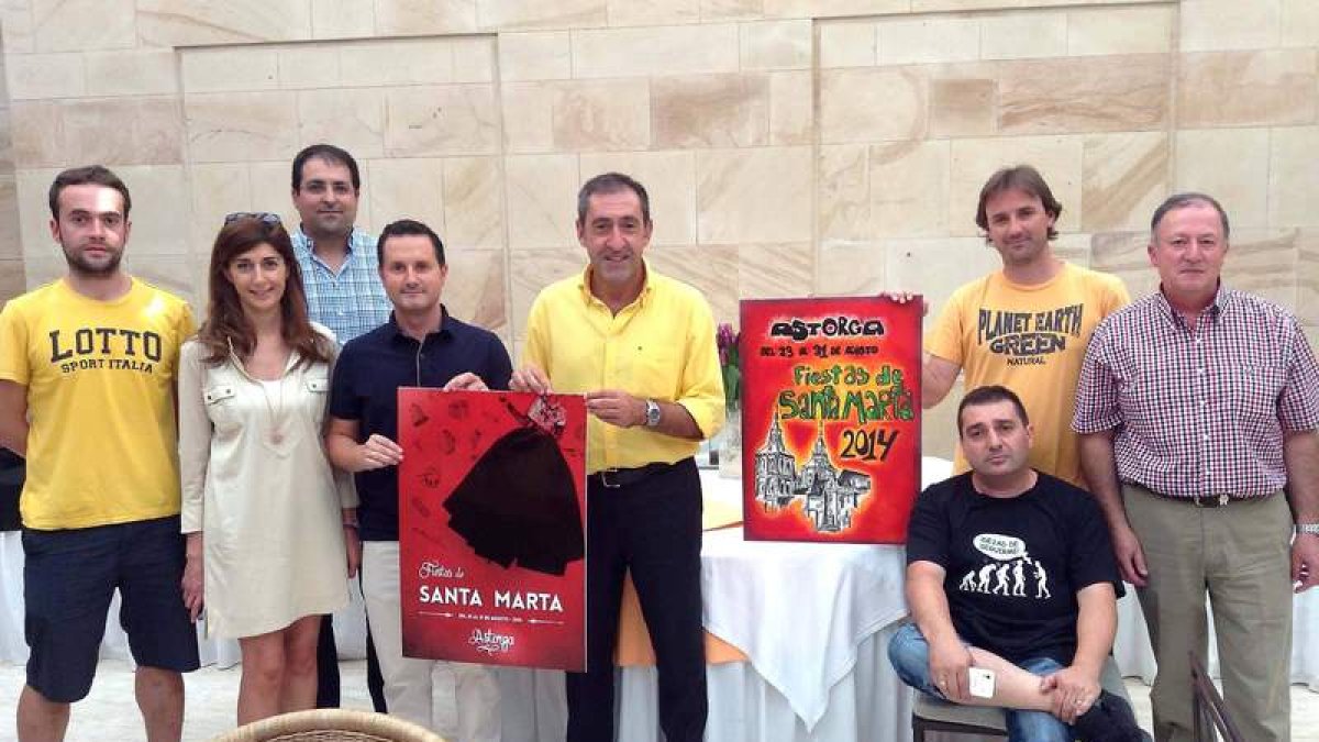 El jurado con el trabajo ganador, en primer término.