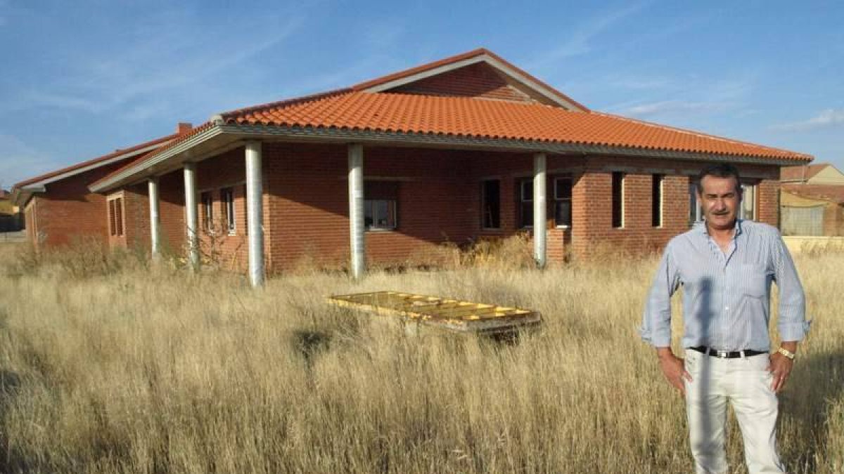 El alcalde posa junto al edificio del Centro de Atención Integral a Personas con Dependencia.