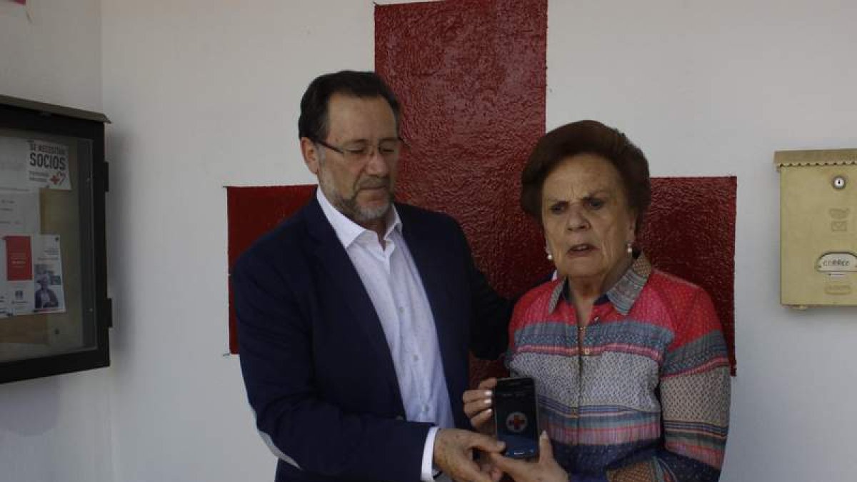 Ceferino Gil, presidente comarcal de Cruz Roja, entrega la aplicación a Carmina Fernández. CAMPOS