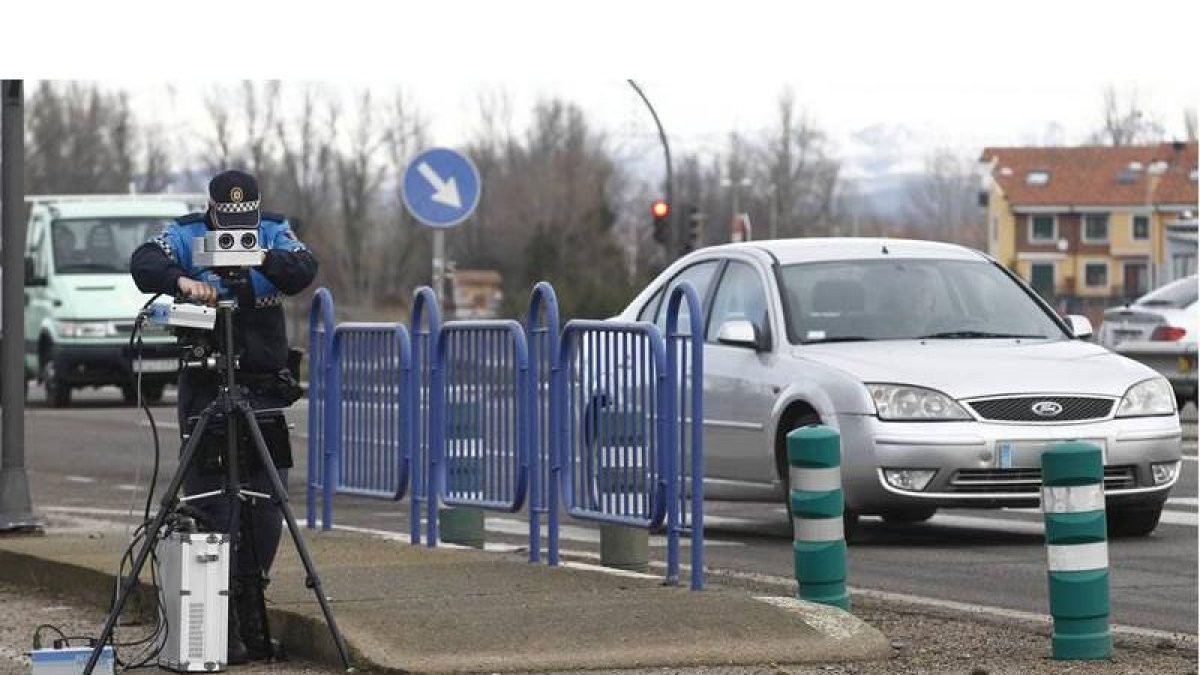 Un policía local coloca ayer el trípode para hacer controles en el cruce de La Granja.