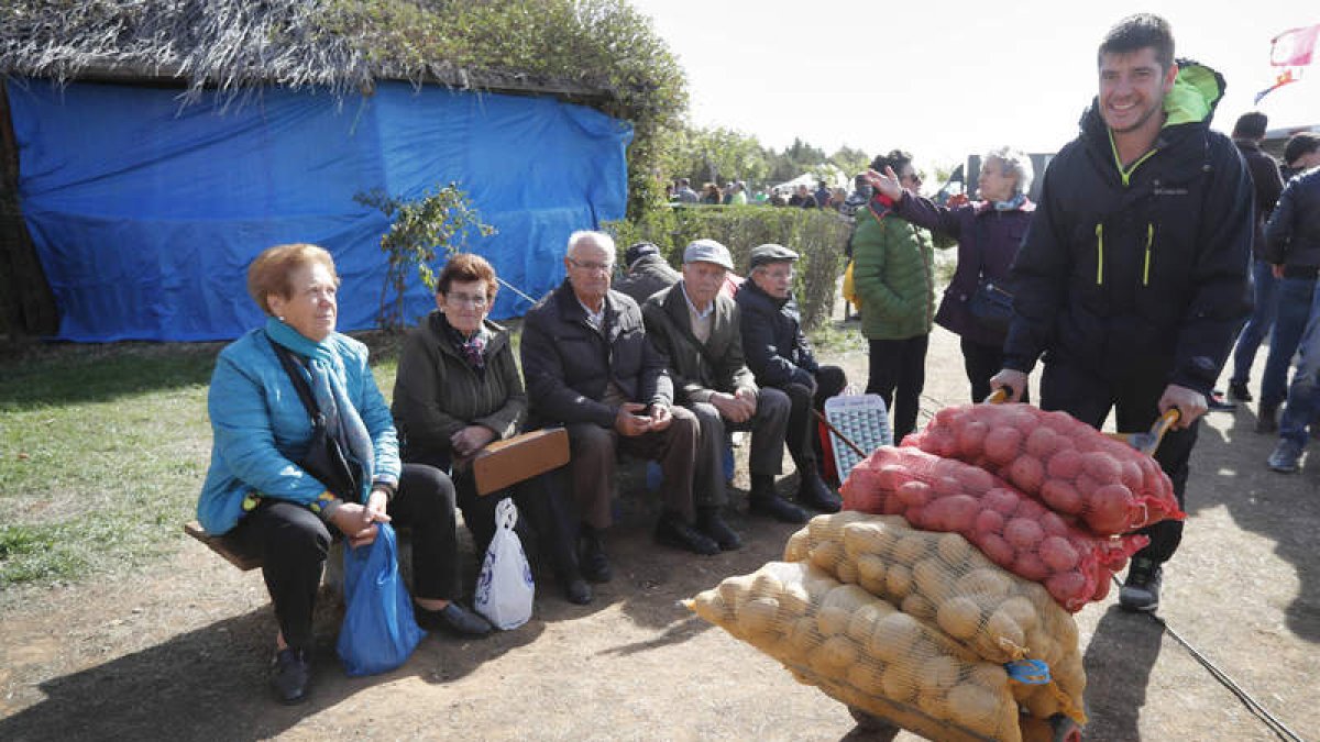 La venta de producto, otra de las actividades. JESÚS F. SALVADORES