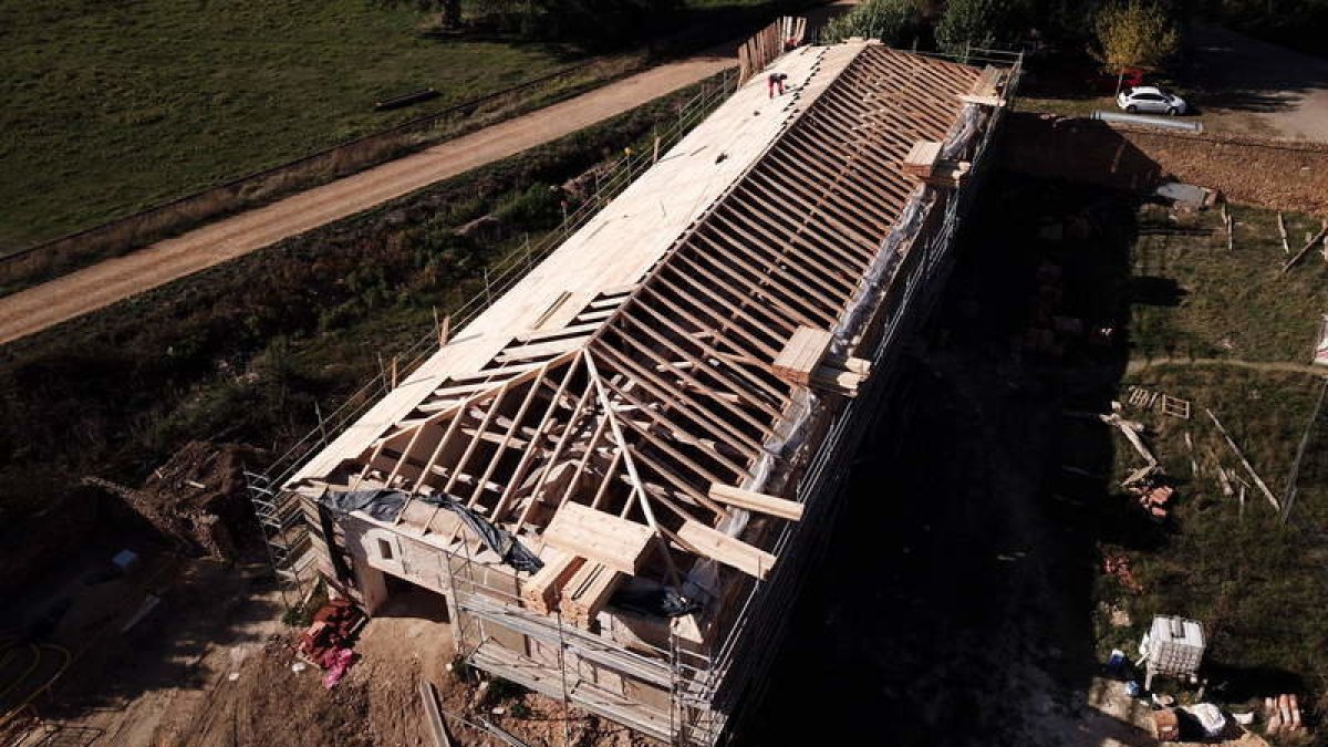 Imagen tomada con un dron que permite apreciar el avance de las obras en la panera del monasterio de Sandoval. DL