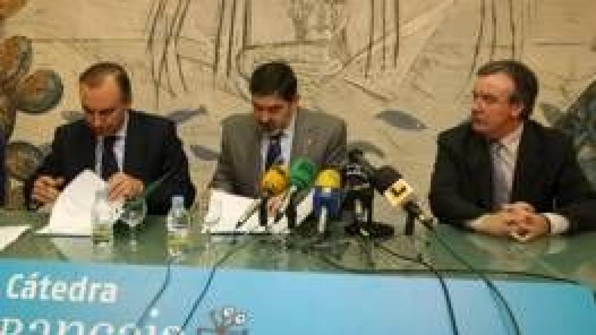 Jesús Gómez, Ángel Penas y Antonio Alonso durante la firma del acuerdo