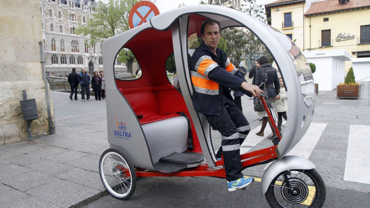 Uno de los ciclotours, ayer, esperando en la salida de la calle Legio VII.