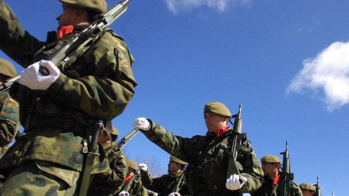 El 7 de abril de 2001 Conde de Gazola acogió la última jura de bandera de soldados de la mili. JESÚS F. SALVADORES