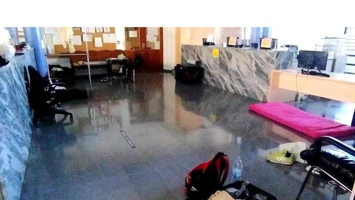 Colchoneta, ropa y zapatillas en el Registro del Ayuntamiento. DL