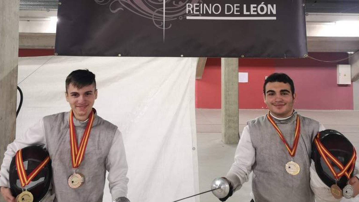 Dos de los miembros del Club de Esgrima Reino de León que lograron medalla, en el podio. DL