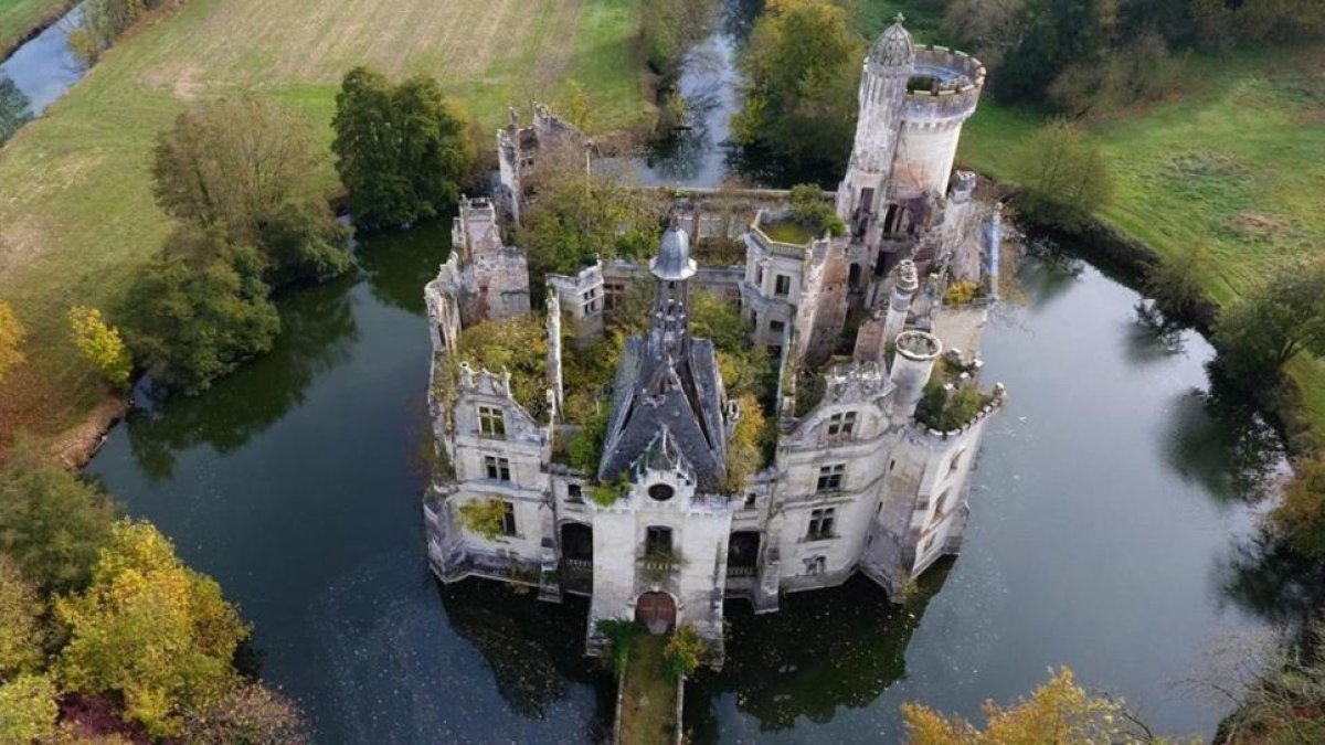 El castillo de Mothe-Chandeniers que va a ser comprado y restaurado gracias a una campaña de crowdfunding.