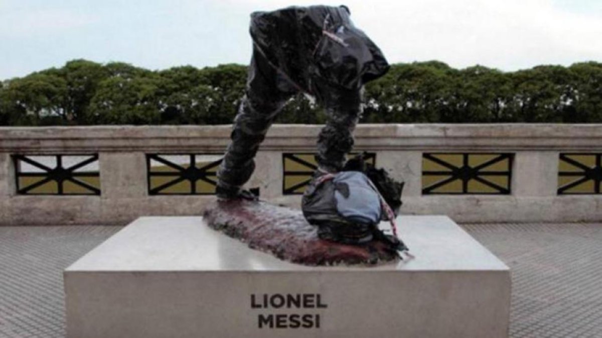 Así ha aparecido la estatua de Leo Messi en buenos aires después de ser mutilada.