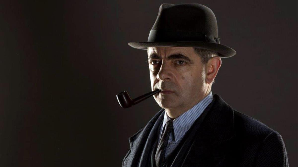 Rowan Atkinson, caracterizado como el comisario Maigret, en la serie de Filmin