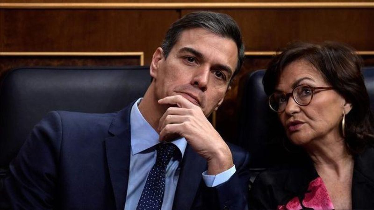 El rey Juan Carlos I y Pedro Sánchez.
