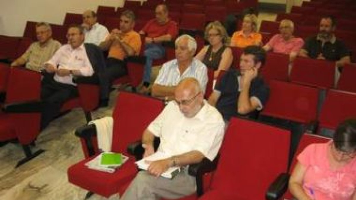 Algunos alcaldes que asistieron a la reunión sobre el CTR convocada por la Cámara.