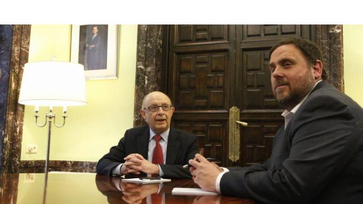 El ministro de Hacienda, Cristóbal Montoro, y el conseller de Economia, Oriol Junqueras, en el Ministerio en marzo del 2016.