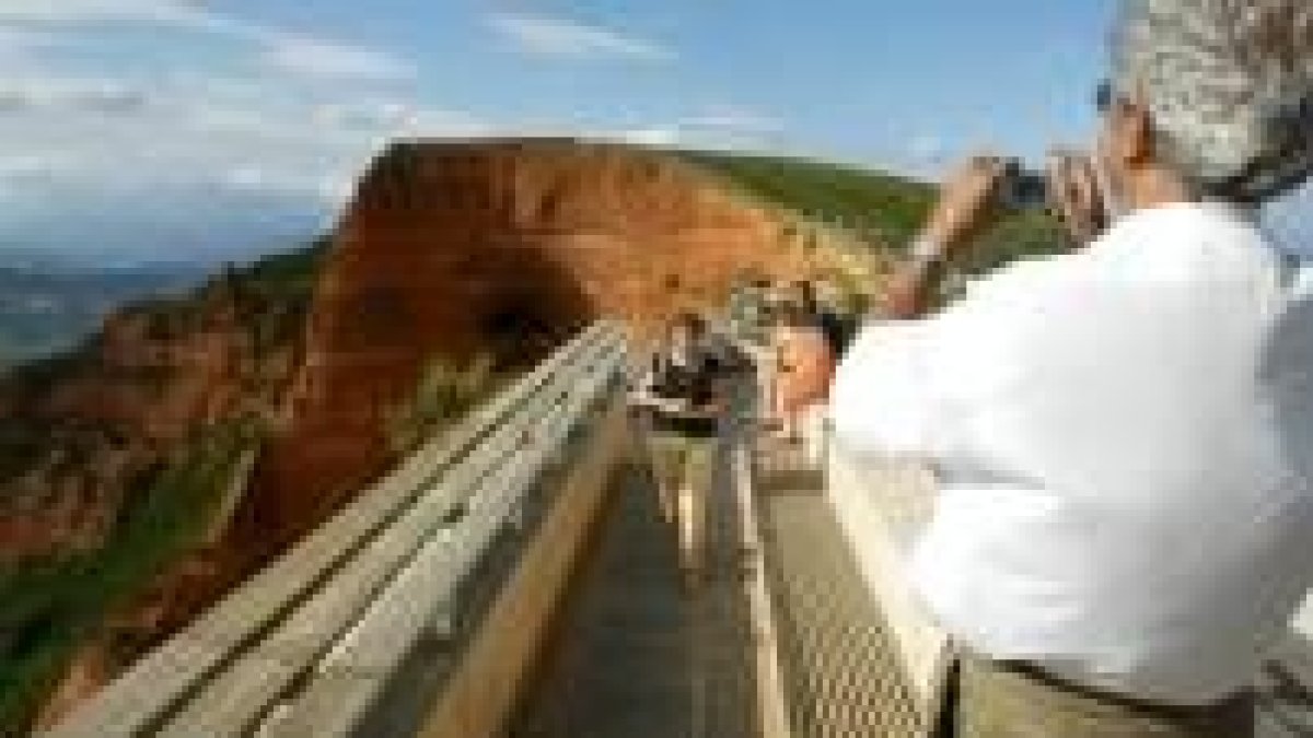 Visitantes en una imagen de archivo en el mirador de Orellán