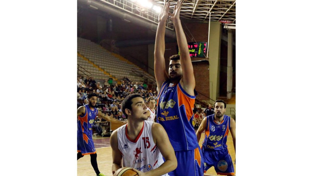 Turdziladze debutó con el Agustinos y anotó ocho puntos.