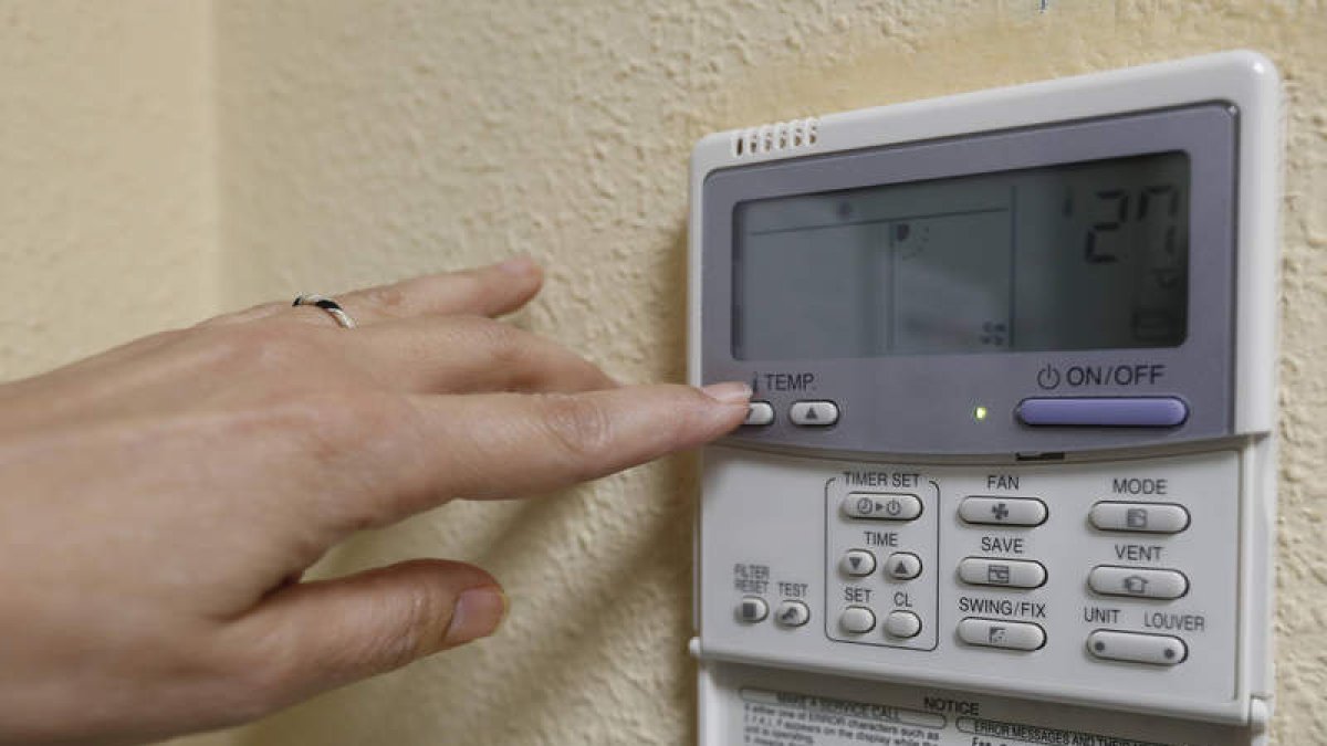 El objetivo del programa de Naturgy y Cruz Roja es ofrecer asesoramiento para optimizar el consumo de energía. JESÚS F. SALVADORES