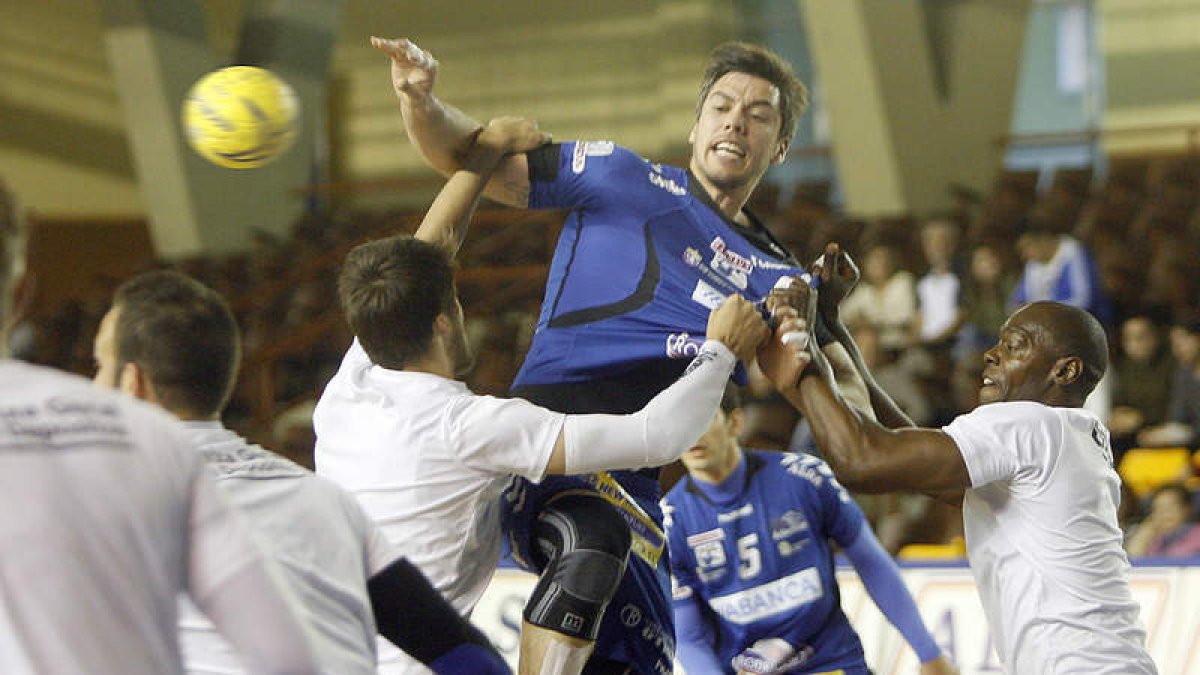 Mikel, durante el encuentro entre el Ademar y el Oporto de la Copa EHF