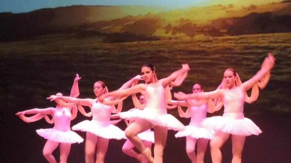 Alumnas de la Escuela Municipal de Danza. DL