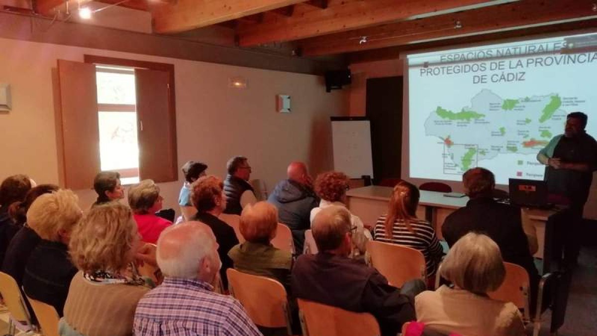 El público escucha la conferencia y disfruta de los productos. DL