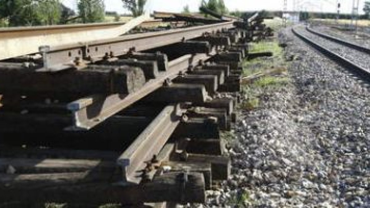 Antiguas traviesas amontonadas al lado de la via a la altura de Villadangos a la espera de ser cambi