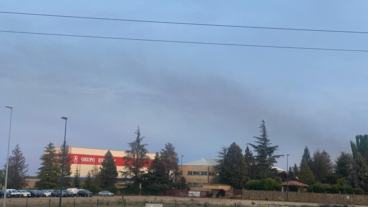 El incendio provocó una humareda considerable. DL