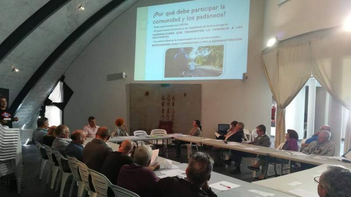 Un momento de la primera reunión celebrada ayer en el Cazario de La Baña. DL