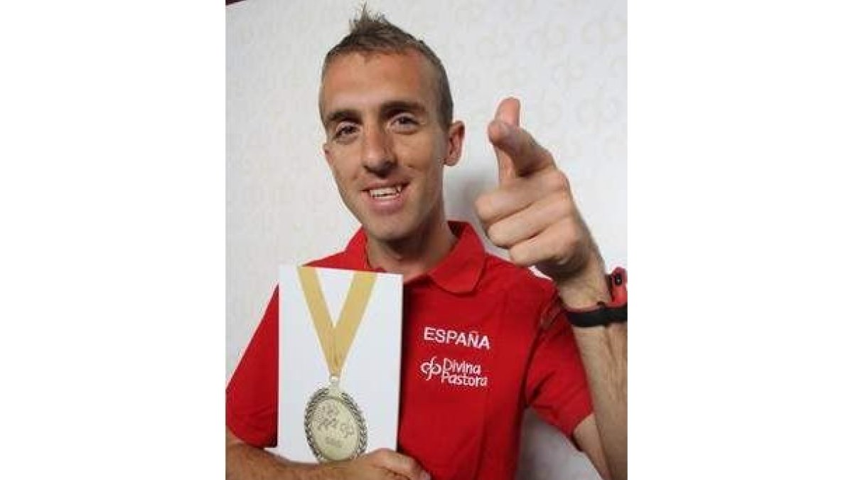 Sergio Sánchez, con una medalla de oro simulada.