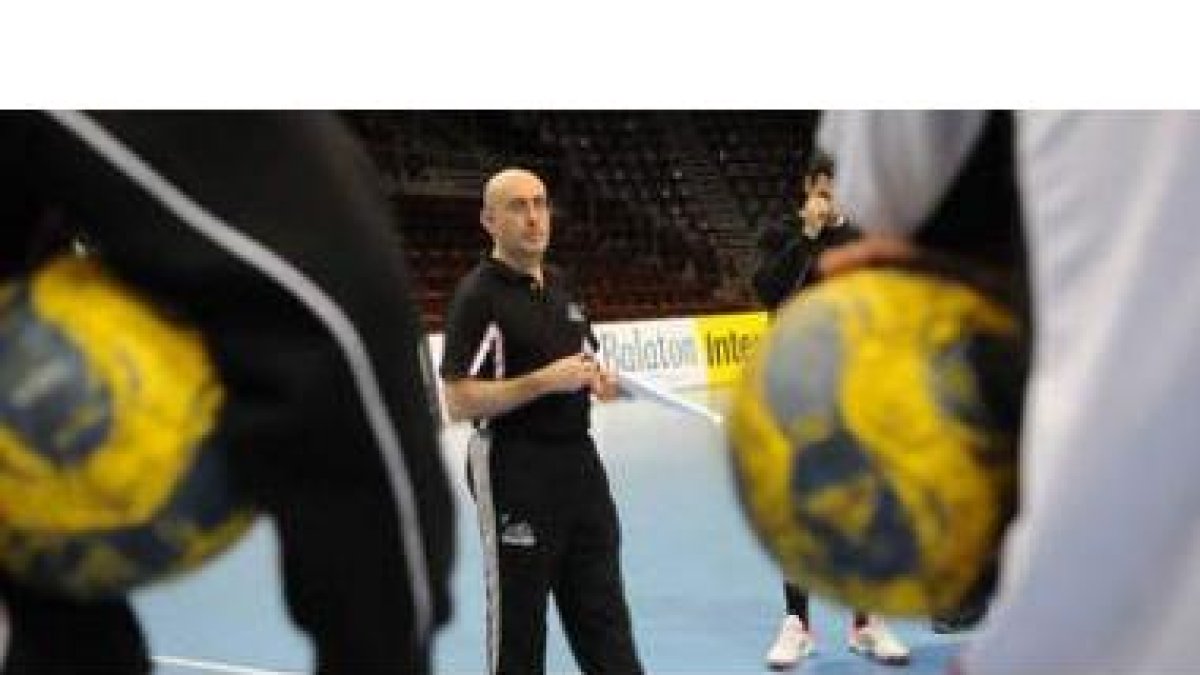 Ribera dirige el entrenamiento del Ademar.