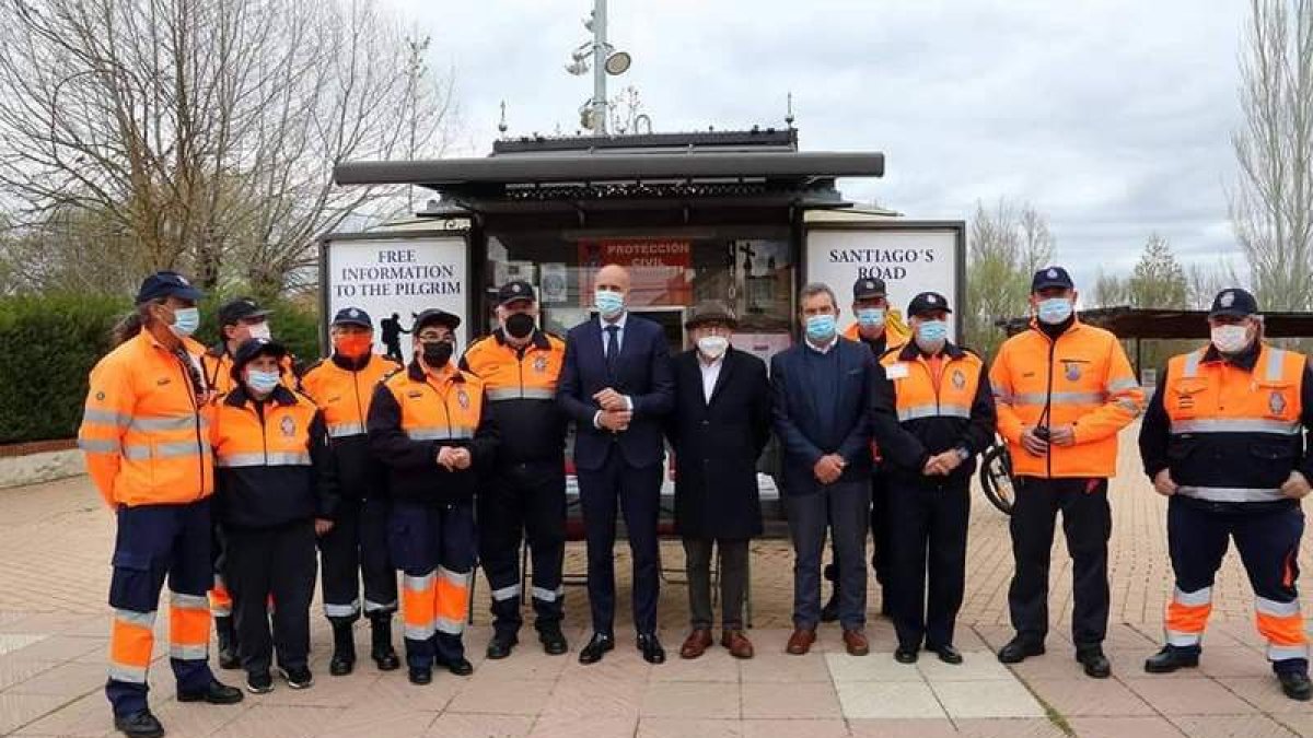 Los voluntarios de Protección Civil, junto al alcalde. DL