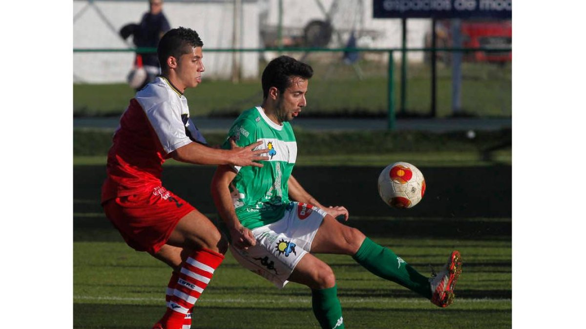 Lago, a la derecha, controla el balón ante el abulense Super.