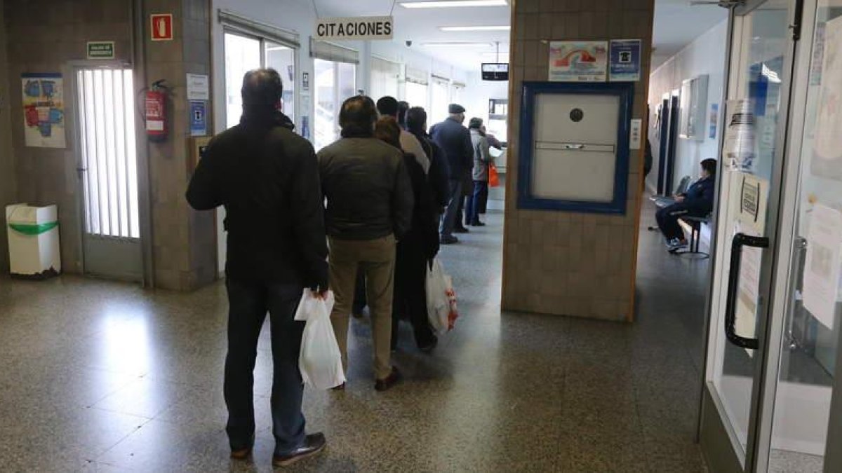 Pacientes del Bierzo en cola para pedir cita para el médico. LUIS DE LA MATA