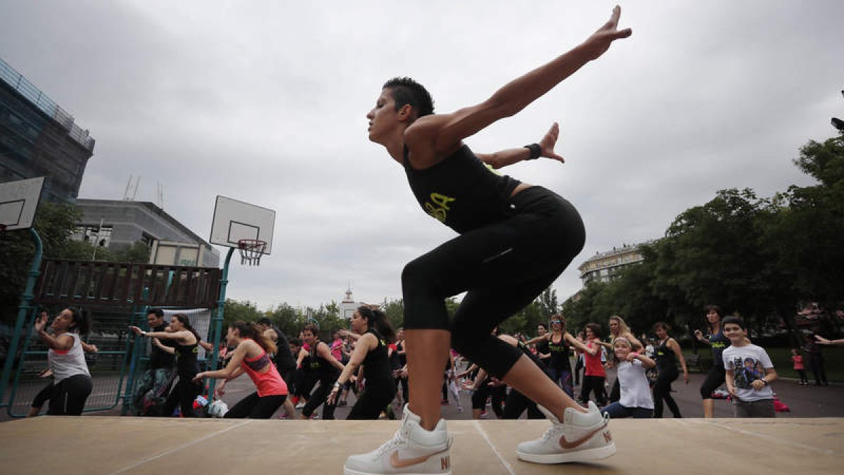 Inauguración de la temporada de zumba en los parques, ayer en La Chantría. JESÚS F. SALVADORES