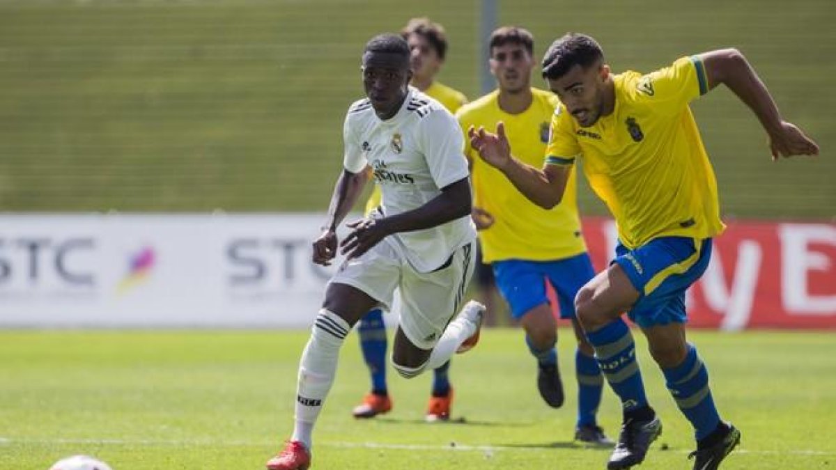 Vinicius conduce el balón en su primer partido con el Real Madrid Castilla.