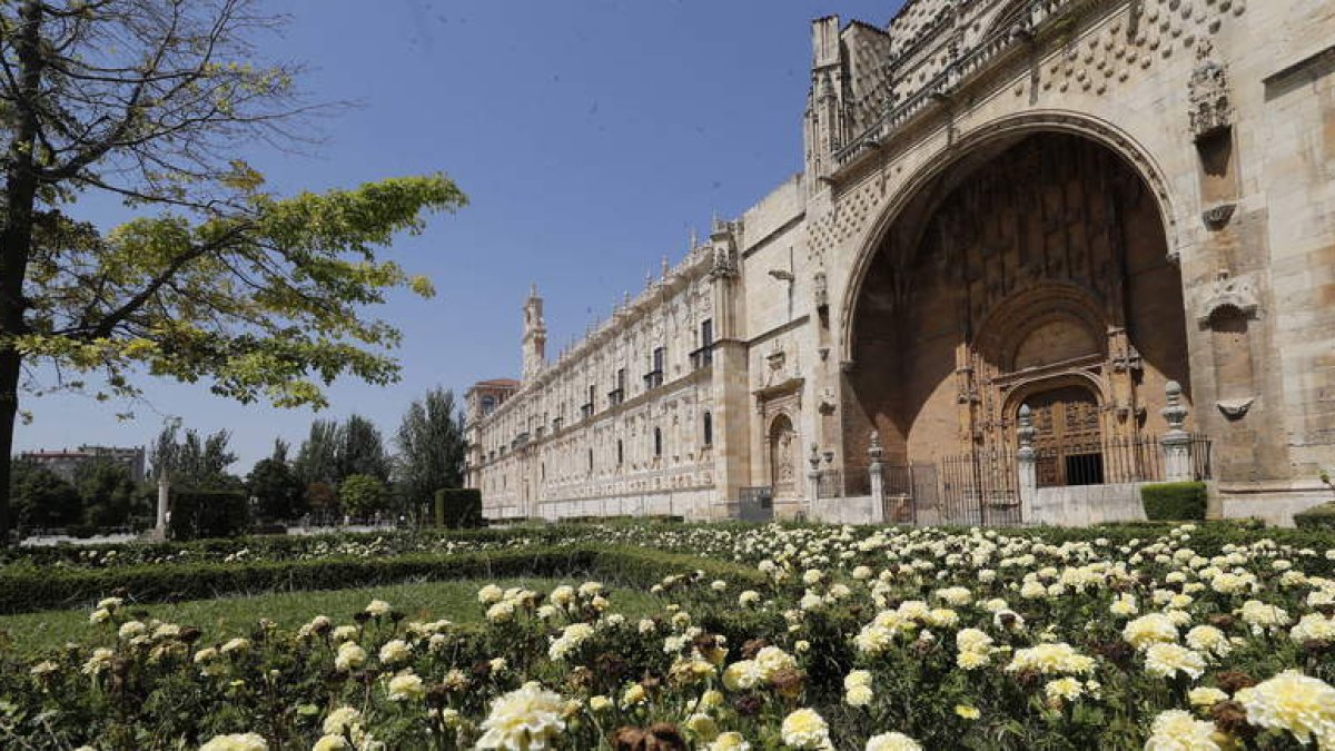 El presupuesto aprobado se centrará en parte a restaurar la fachada de la iglesia. RAMIRO