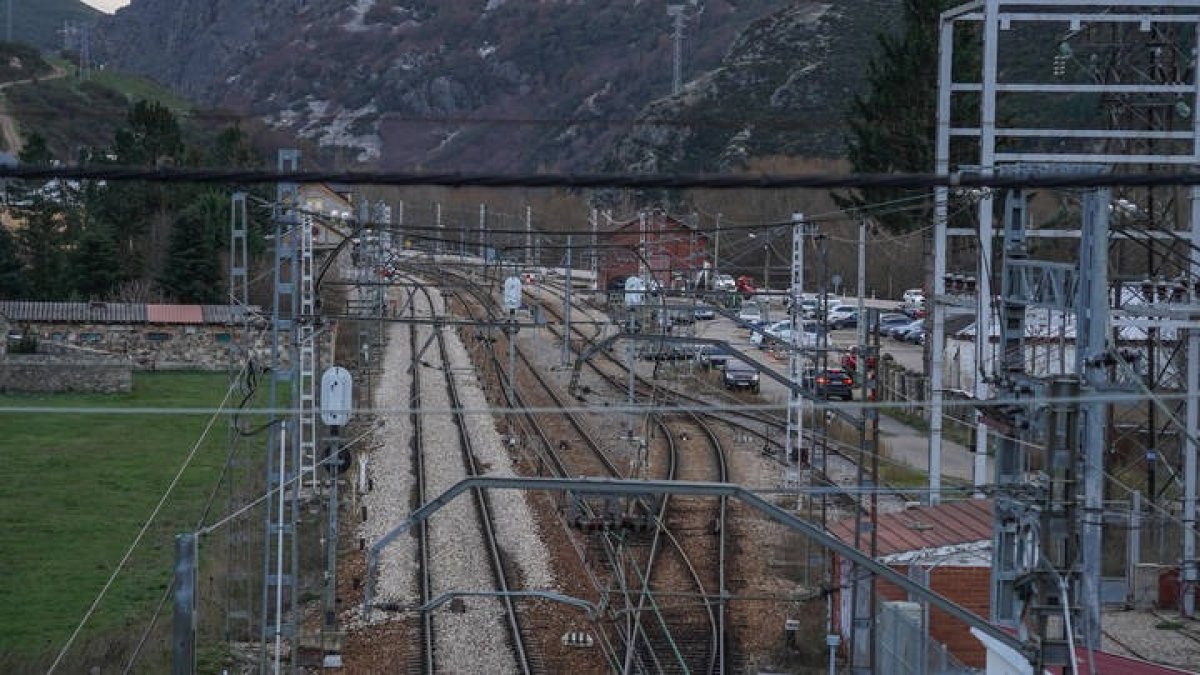 El tramo entre León y Asturias queda cortado por vientos. MIGUEL F. B.