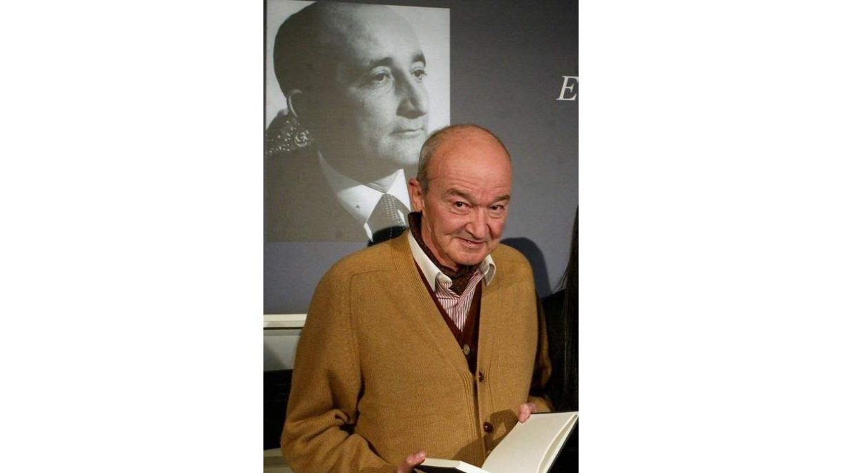 Juan Luis Panero con el retrato de su padre al fondo.