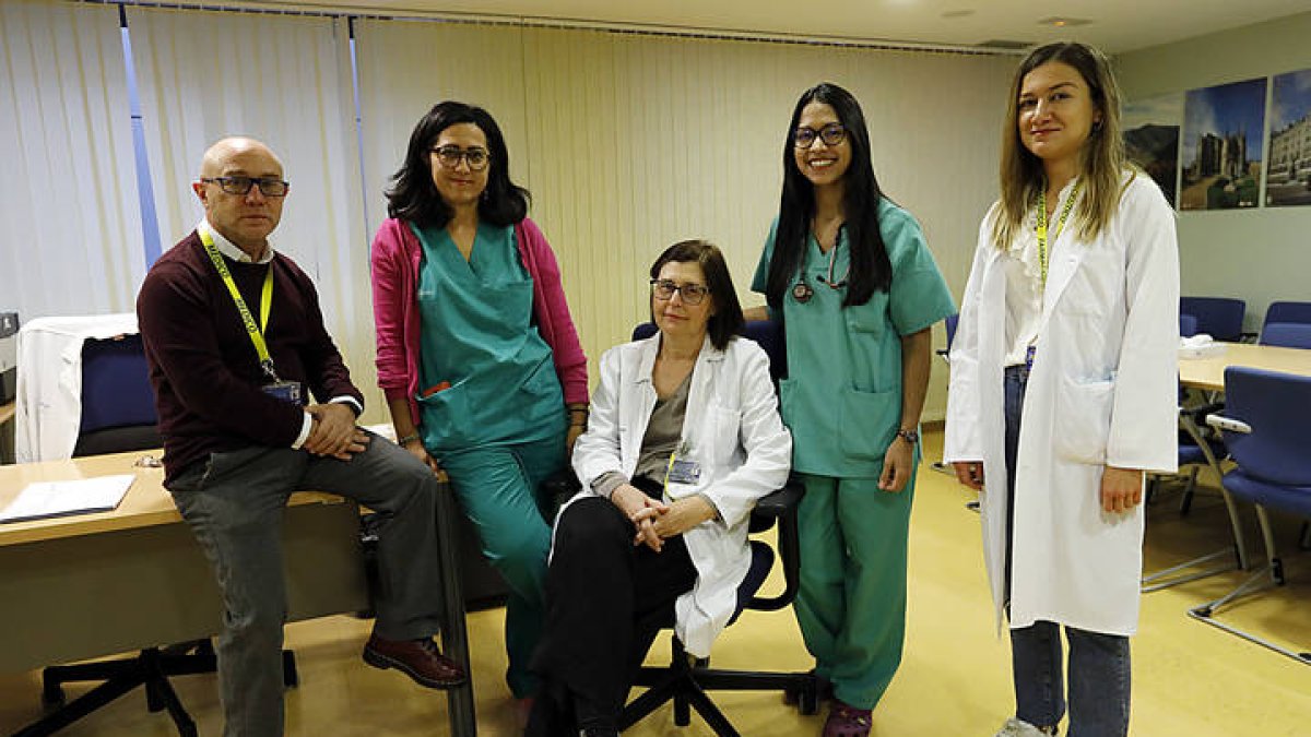 García Palomo, jefe de Oncología, Ana López, oncóloga, Isabel Fernández Natal, análisis clínicos, Mariana López, oncóloga y Ana González, farmacéutica de microbiología. marciano