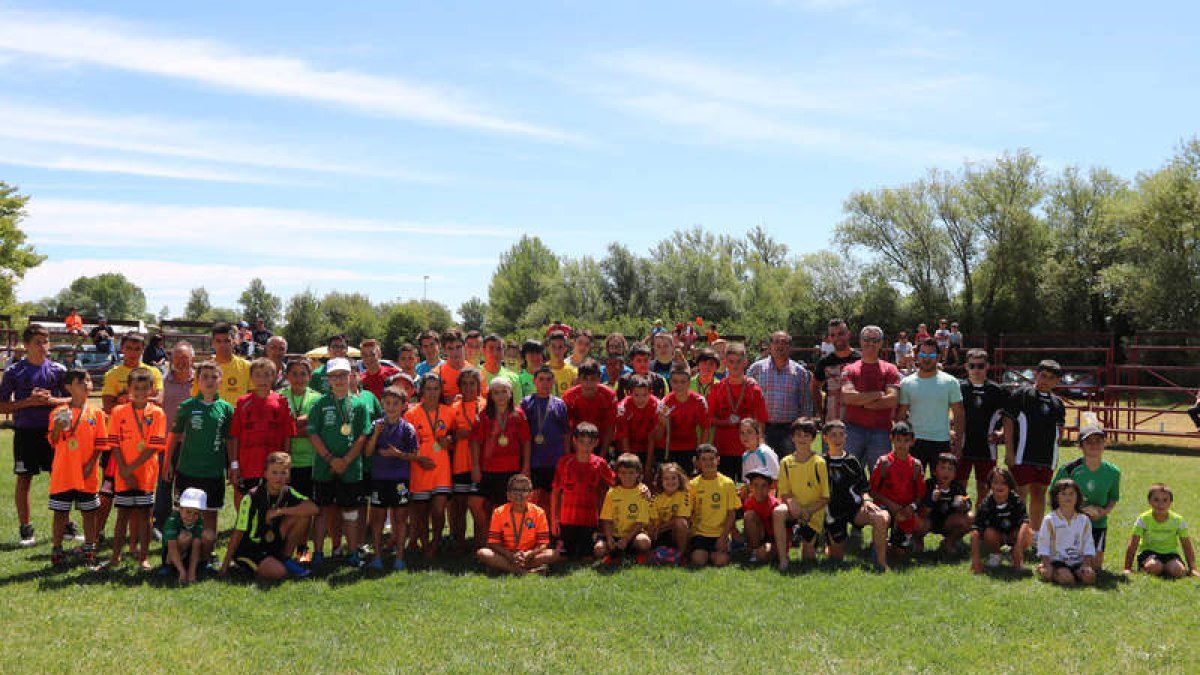 Foto de auténtica «familia» de los participantes en el corro de lucha de base y juvenil con los responsables de Valdefresno