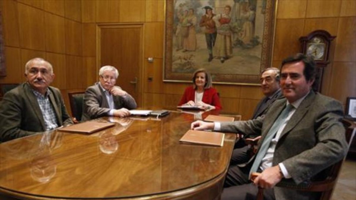 Los sindicalistas Álvarez y Fernández Toxo, la ministra Báñez, y los patronos Rosell y Garmendia, el 17 de octubre.